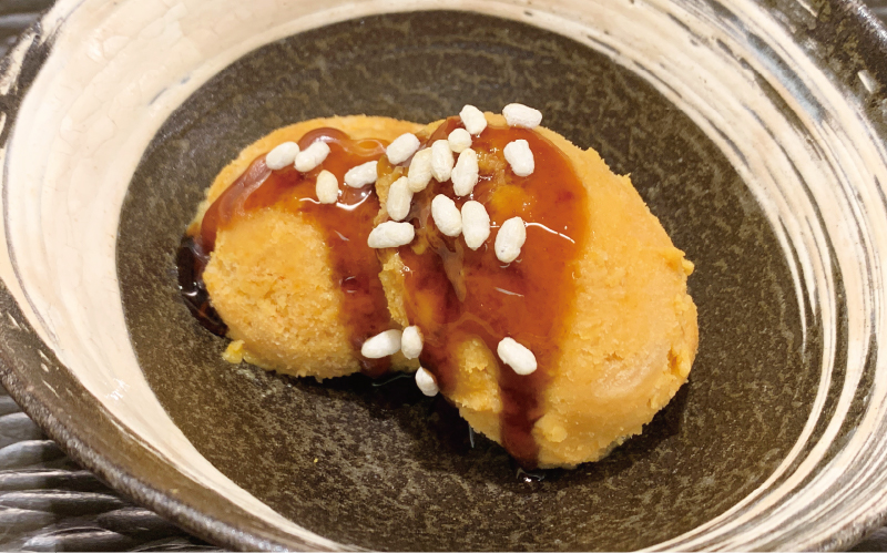 北海道産かぼちゃの自家製アイスクリーム　黒蜜、あられ添え